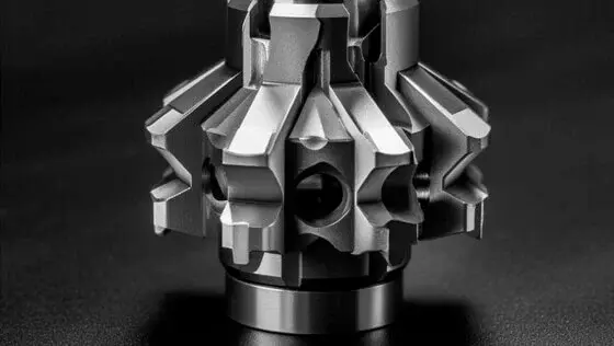 un pequeño elemento de acero semiacabado